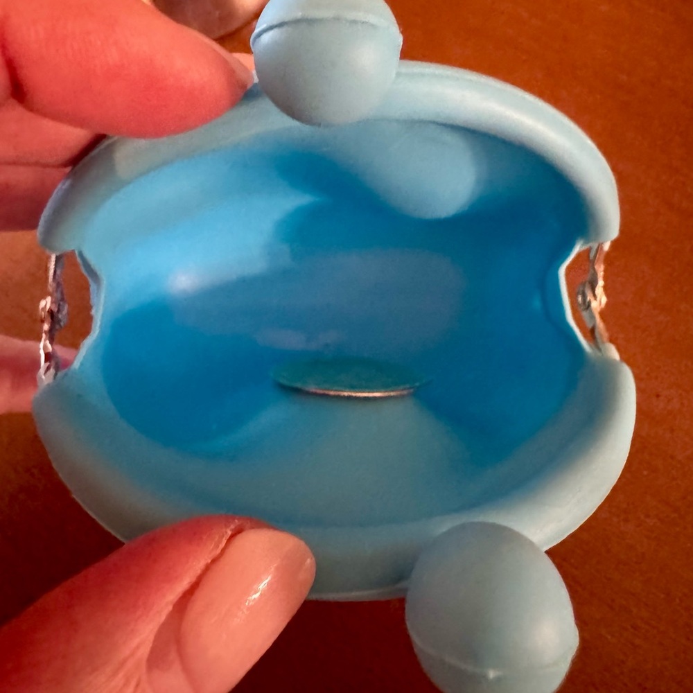 Rustic Cuff Adorable Silicone Kiss Lock Pouch - Picture 4 of 6